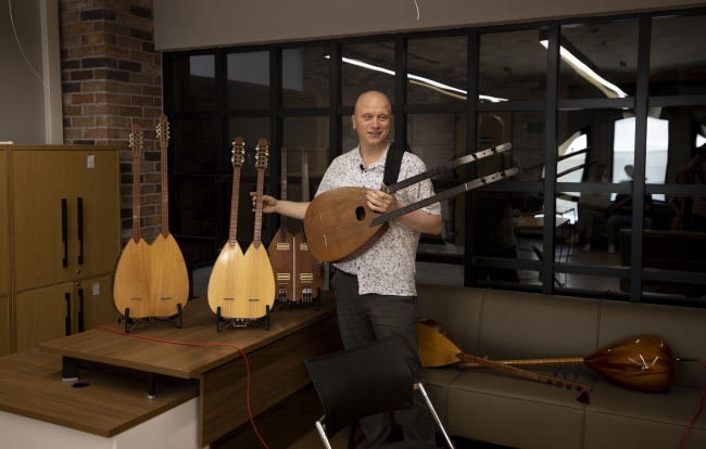 Farklı türlerdeki eserleri uyarladığı bağlamayı dünyayla buluşturuyor