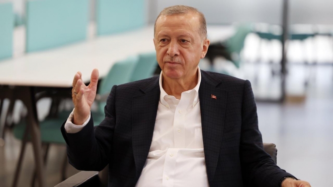 Cumhurbaşkanı Erdoğan, kütüphane açılışı sonrası gençlerle bir araya geldi