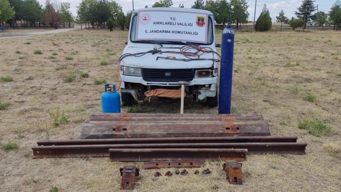 Tren raylarını parçalayıp çaldılar