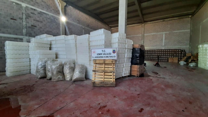 İzmir'de 25 ton etil alkol ele geçirildi