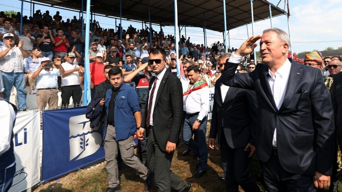 Bakan Akar, Kurtdereli Yağlı Güreşleri'ni izledi