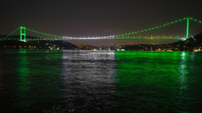 FSM Köprüsü Pakistan bayrağının renklerine büründü