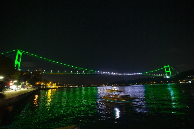 FSM Köprüsü Pakistan bayrağının renklerine büründü