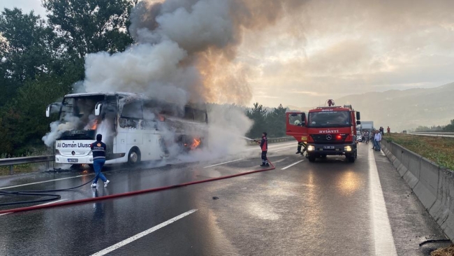 Anadolu Otoyolu'nda yanan otobüs kullanılamaz hale geldi