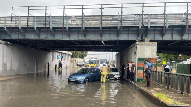 İstanbul'da sağanak su baskınlarına yol açtı