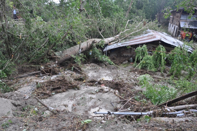 Bolu'da sağanak: Yamaçlardan yollara kaya parçaları düştü