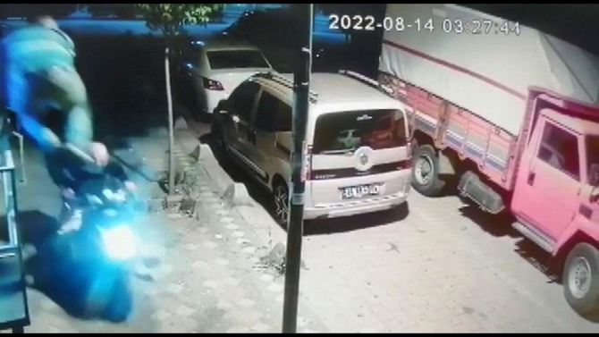 Motosikletini çalmaya çalışan hırsızı uçan tekme ile durdurdu