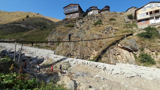 Yol yapma izni alamayınca asma köprü yaptı
