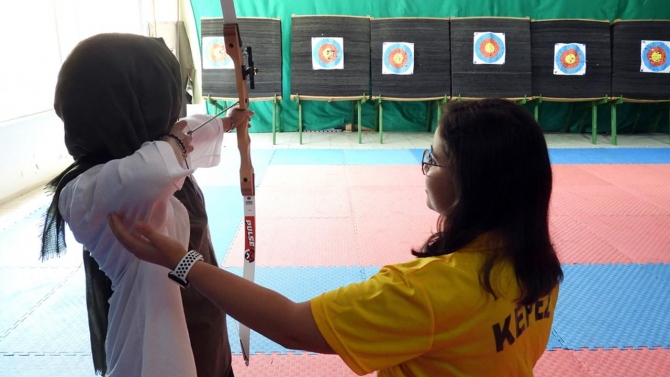 Kepez'de ev hanımları için okçuluk kursu açıldı