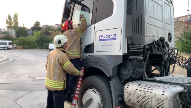 Yolun ortasına çalışır halde park ettiği kamyonda uyuyakaldı