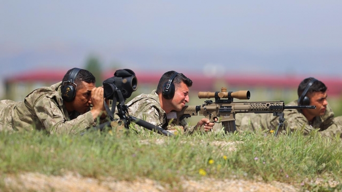 Türk ordusunun keskin nişancıları mesafe tanımıyor