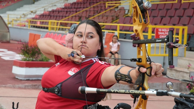 Şampiyon okçu Merve Nur Eroğlu'nun hedefi olimpiyat madalyası