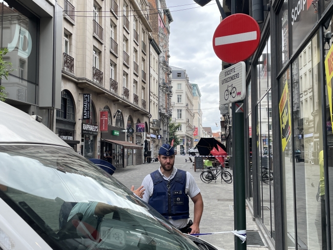 Belçika'da minibüs restoranın bahçesine daldı