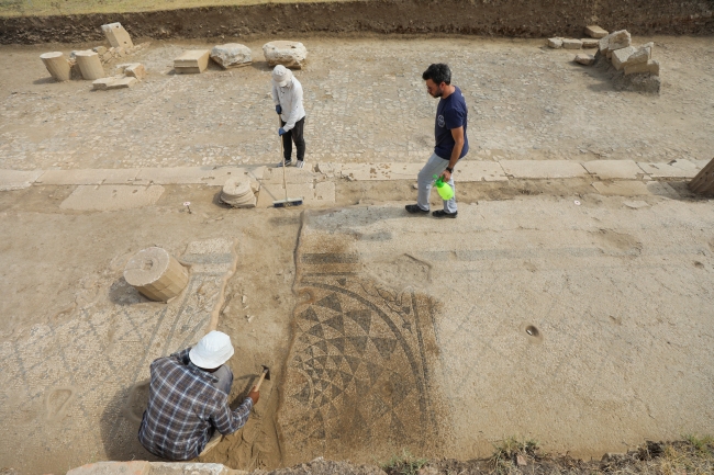 Metropolis Antik Kenti'nde 1800 yıllık kamusal yapı bulundu