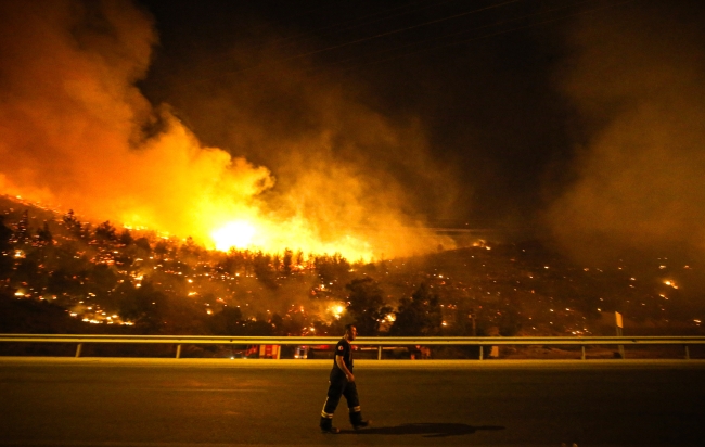 Mersin'de orman yangını: Mersin-Antalya kara yolu ulaşıma kapandı
