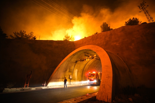 Mersin'de orman yangını: Mersin-Antalya kara yolu ulaşıma kapandı