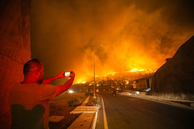 Mersin'de orman yangını: Mersin-Antalya kara yolu ulaşıma kapandı