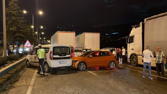 23 araç zincirleme kaza yaptı: 9 yaralı