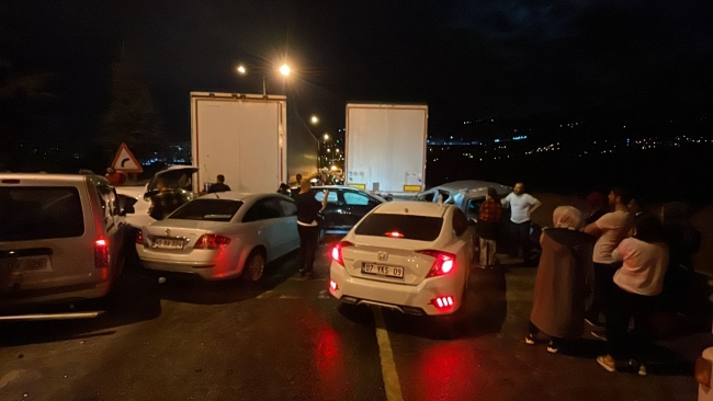 23 araç zincirleme kaza yaptı: 9 yaralı