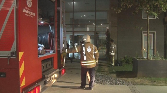 Bayrampaşa'da bir binada yangın: Çok sayıda kişi evlerinde mahsur kaldı