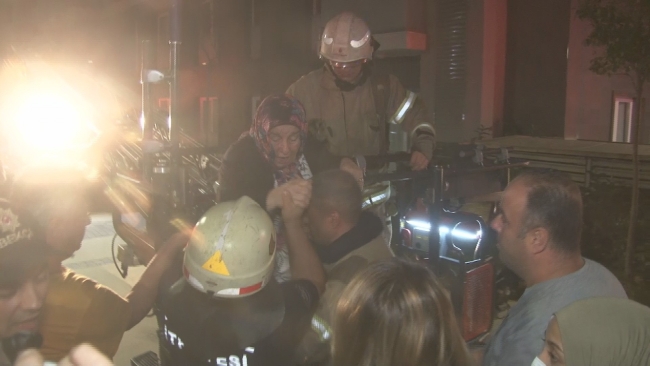 Bayrampaşa'da bir binada yangın: Çok sayıda kişi evlerinde mahsur kaldı