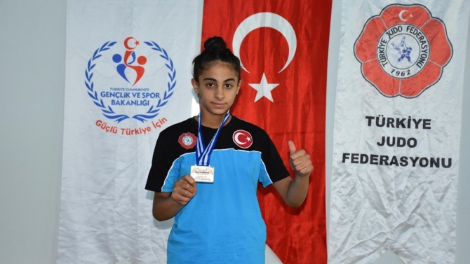 Katıldığı ilk uluslararası şampiyonada ikinci olan Rojda hedef yükseltti