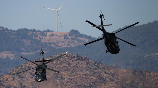 İzmir'in 100. kurtuluş günü kutlamalarında helikopterler zeybek gösteri yaptı