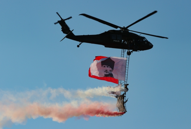 İzmir'in 100. kurtuluş günü kutlamalarında helikopterler zeybek gösteri yaptı