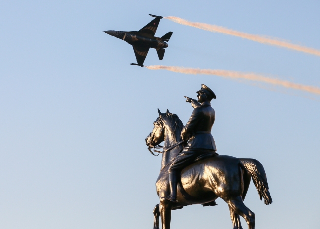 İzmir'in 100. kurtuluş günü kutlamalarında helikopterler zeybek gösteri yaptı