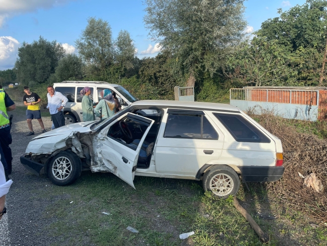 Samsun'da hafif ticari araç ile otomobil çarpıştı: 3 yaralı