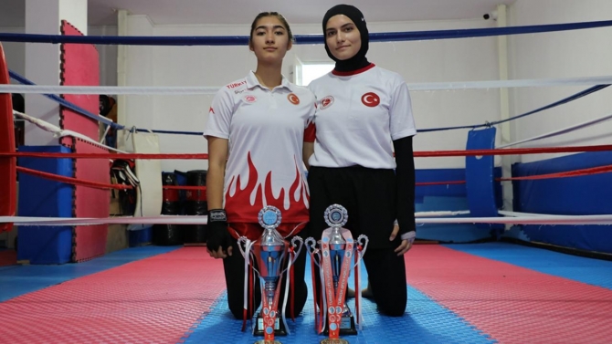 Kick boksta dünya şampiyonu kardeşlerin hedefi hep zirvede kalmak