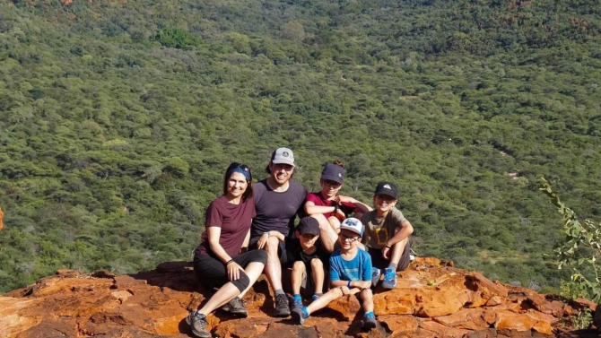 Çocuklarının görme yetisini kaybedeceğini öğrenince dünya turuna çıktılar