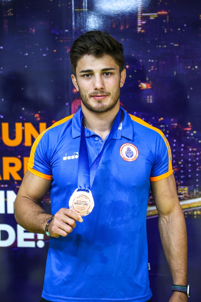 Elindeki çatlağa rağmen vazgeçmedi, Dünya Güreş Şampiyonası'nda üçüncü oldu