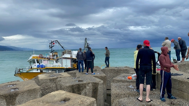 17 personeli bulunan balıkçı teknesi karaya oturdu