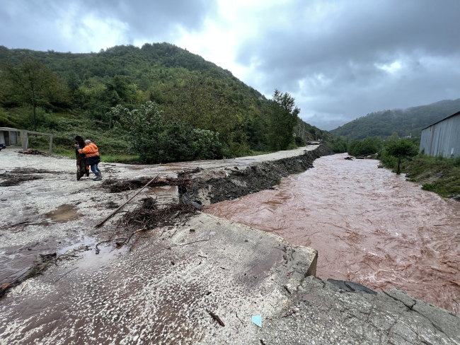 Bartın'da sağanak etkisi: Denizin rengi değişti