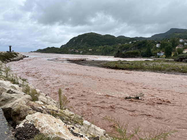 Bartın'da sağanak etkisi: Denizin rengi değişti