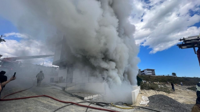 Arnavutköy'de fabrikada yangın: İşçiler çatıda mahsur kaldı