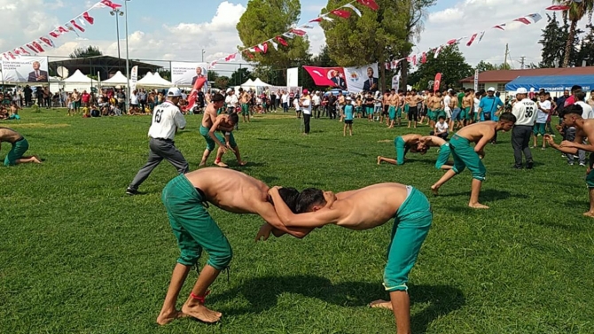Adana'da İsmet Atlı Karakucak Güreşleri düzenlendi