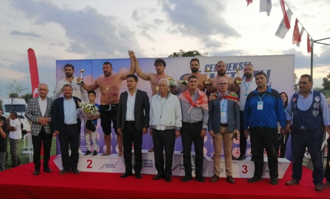 Adana'da İsmet Atlı Karakucak Güreşleri düzenlendi