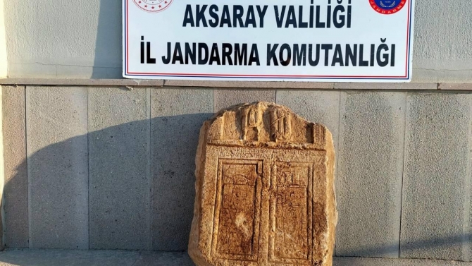 Aksaray'da Roma dönemine ait mezar steli ele geçirildi