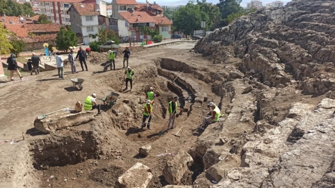 "Sezar'ın Kalesi"nde antik tiyatro gün yüzüne çıkarılıyor
