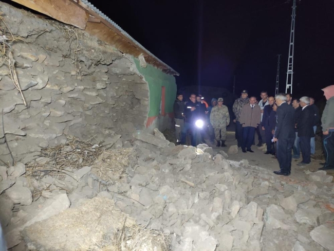 Ardahan'da artçılar nedeniyle vatandaşlar geceyi sokakta geçiriyor