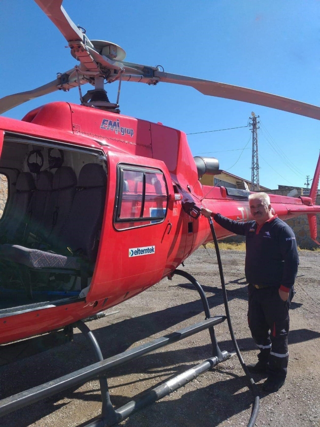Yakıtı biten helikopter akaryakıt istasyonuna indi