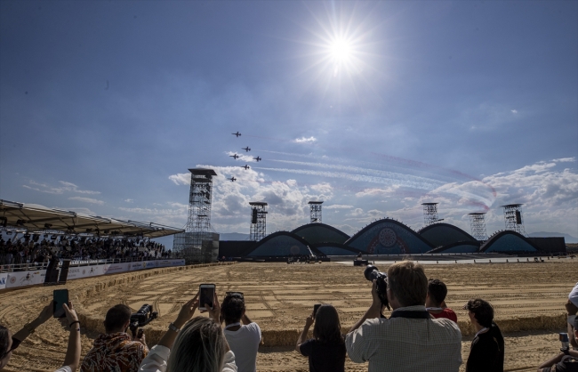 "Türk Yıldızları" Dünya Göçebe Oyunları'nda gösteri uçuşu yaptı
