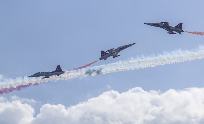 "Türk Yıldızları" Dünya Göçebe Oyunları'nda gösteri uçuşu yaptı