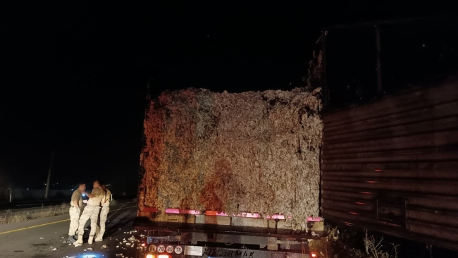 Diyarbakır'da pamuk yüklü tırda yangın çıktı, yol kapandı