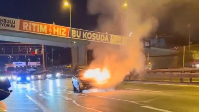 Beyoğlu'nda seyir halindeki otomobil alev alev yandı