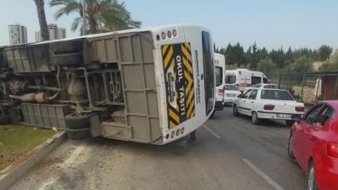 Adana'da okul servisi devrildi: 14 öğrenci yaralı