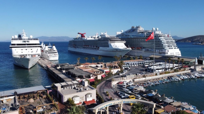 Kuşadası'na 4 kruvaziyerle 8 bin 968 turist geldi