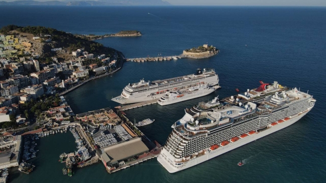 Kuşadası'na 4 kruvaziyerle 8 bin 968 turist geldi